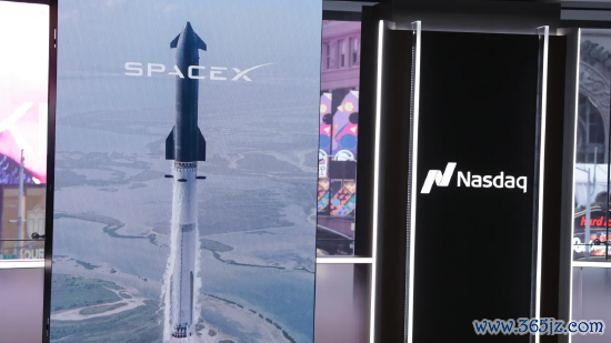 2026 年 6 月 12 日，纽约纳斯达克来回广场竖起 SpaceX 上市宣传象征。