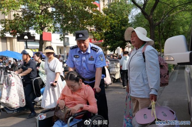 65岁奶奶拎电饭煲陪脑瘫孙女中考 柔和护考路