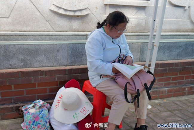 65岁奶奶拎电饭煲陪脑瘫孙女中考 柔和护考路